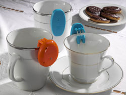 a blue and an orange level indicator on a mug and a teacup