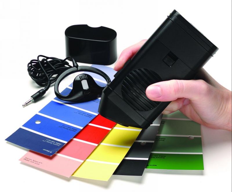 the talking colour detector, detecting colours.