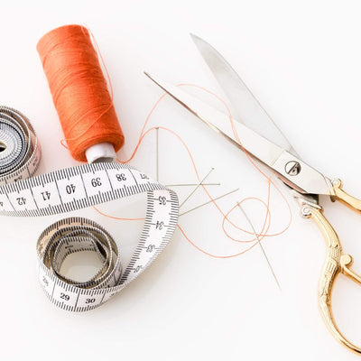 Scissors with measuring tape and thread reel