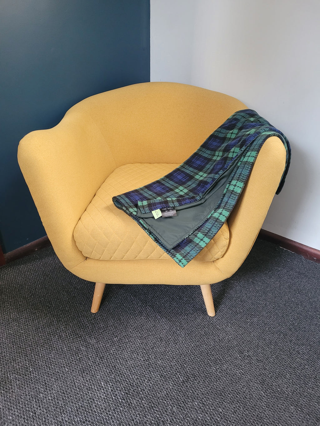 Made in the Mill Water Resistant Cosy Fleece Blanket – Black Watch Tartan