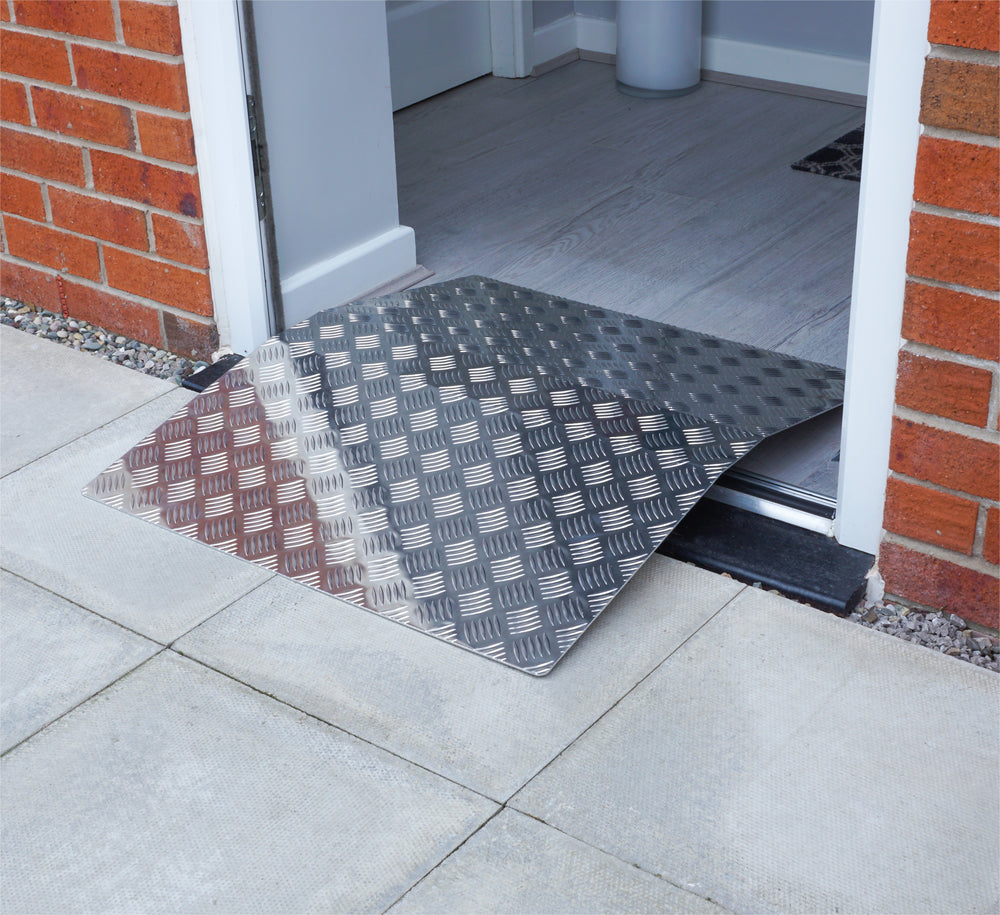 An aluminium threshold bridging ramp over a threshold