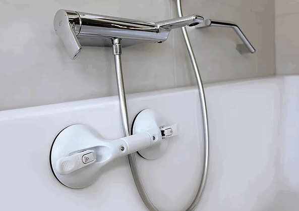 shows Mobeli grab handle fixed to the side of a bathtub