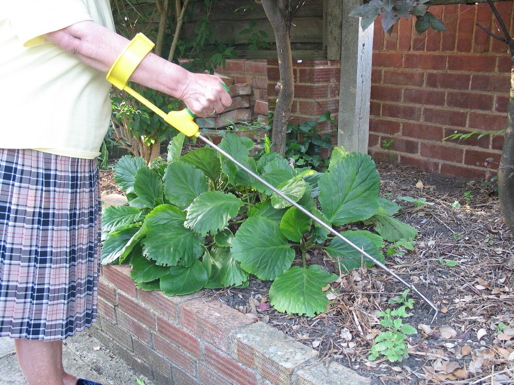 Shows the Easi-Grip Long Reach Trowel being used