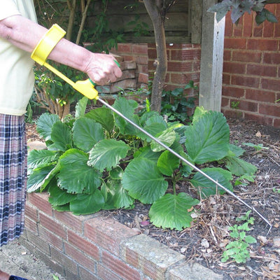 Shows the Easi-Grip Long Reach Trowel being used