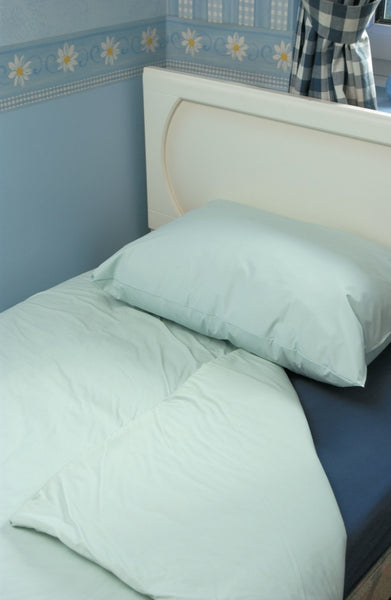 shows the waterproof bedding single duvets