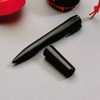 Photo of black contour pen with lid off