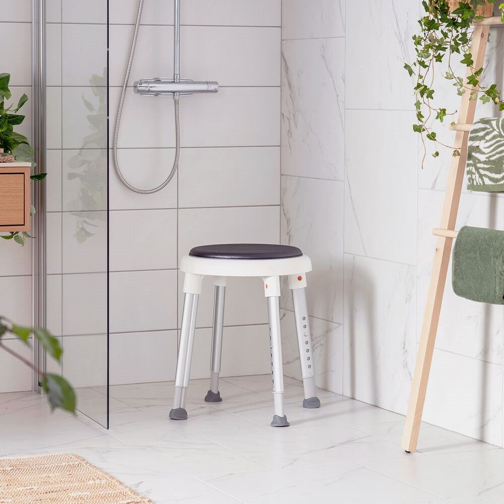 Easy shower stool with swivel pad in a bathoom