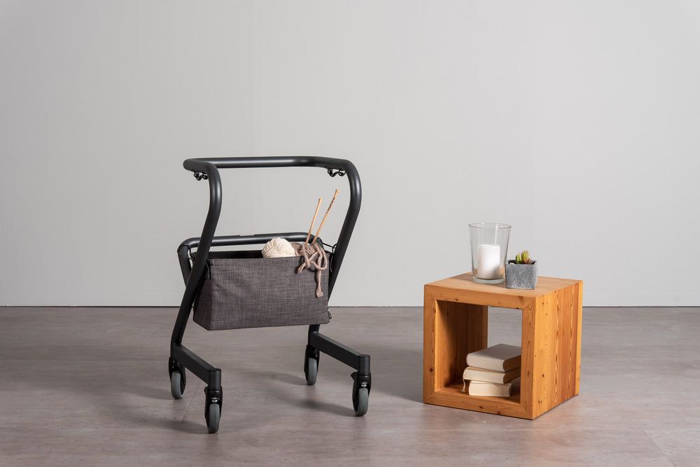 the image shows the saljol 20l bag next to a table