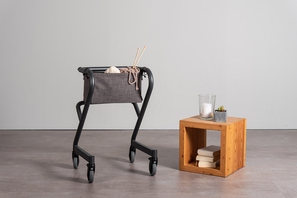 the image shows the saljol 20l bag next to a table