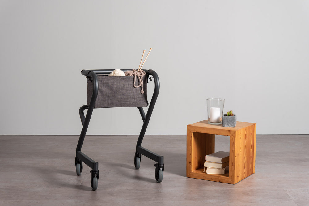 the image shows the saljol 20l bag next to a table